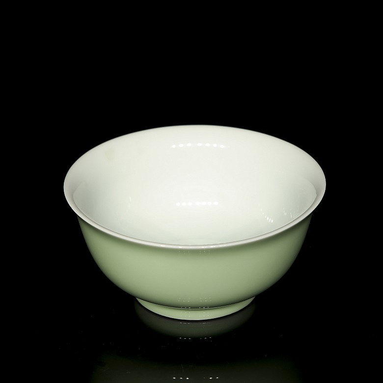 Small glazed porcelain bowl, with Kangxi seal