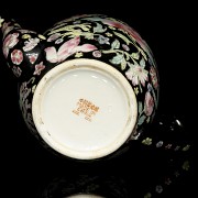 Porcelain enamelled, black family, ‘flowers’ teapot, 20th century - 5