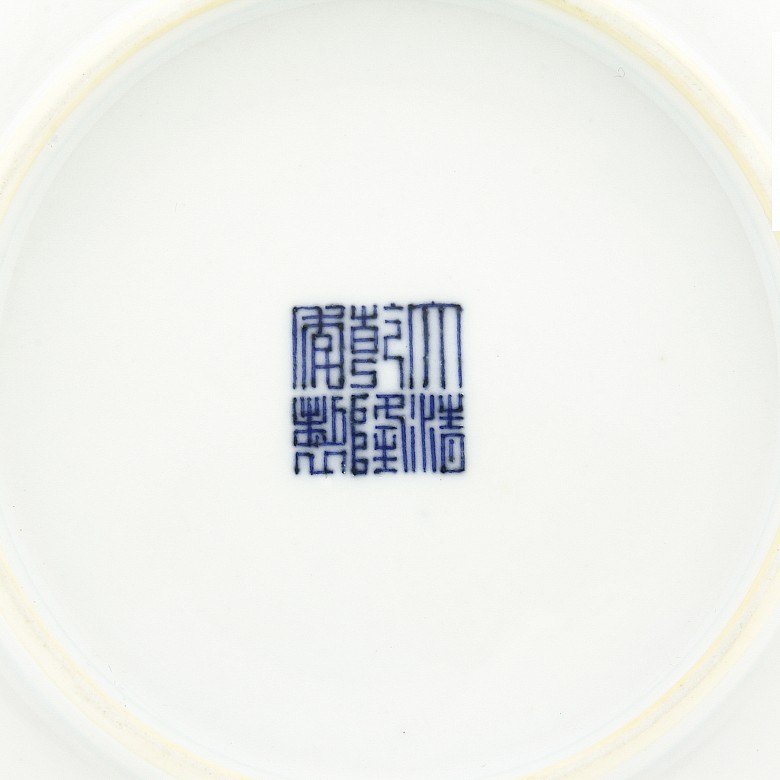 Porcelain dish with five Peaches and Bats, Qianlong seal mark.