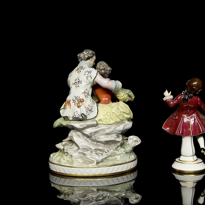 Two enamelled porcelain figurines ‘Lovers and Child’, 20th century - 2