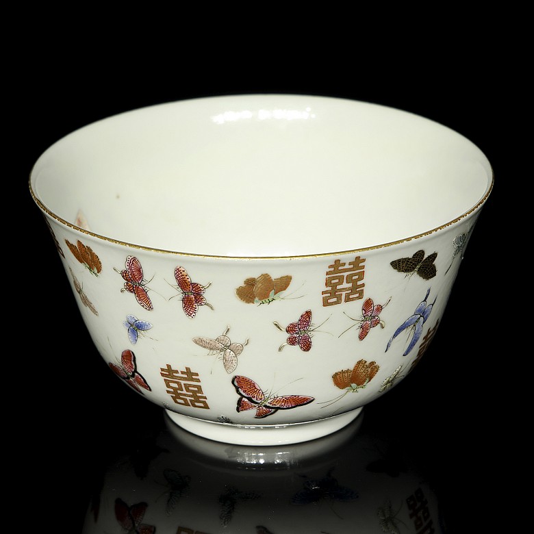 Enamelled porcelain ‘Butterflies’ bowl, Qing dynasty