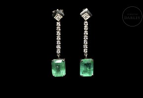 Long white gold earrings with emeralds and diamonds