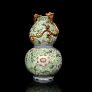 'Hulu' vase in pink family porcelain, with Qianlong seal - 1