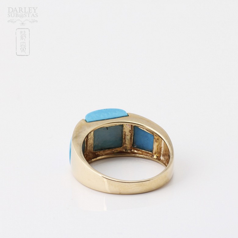 Turquoise ring in 18k yellow gold.