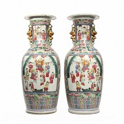 Pair of antique chinese porcelain vases, Qing dynasty, 19th century.