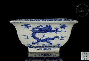 Blue-and-white porcelain pot ‘Dragons’, with Ming Dynasty seal, Jiajing