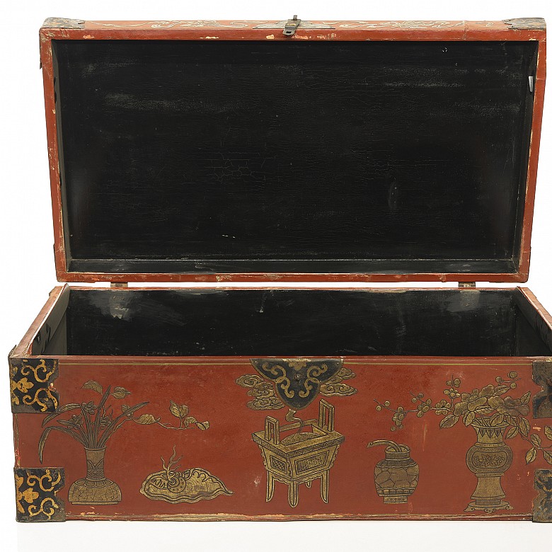 Chinese trunk lacquered in red, 19th-20th century