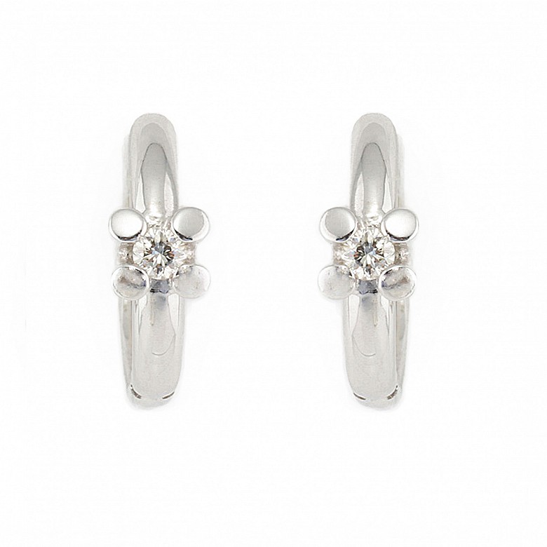 Pair of earrings in 18k white gold and diamonds