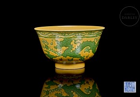 Porcelain enamelled bowl with yellow background ‘Dragon’, with Qianlong seal