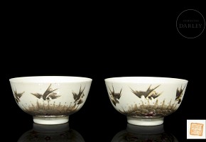 Pair of enamelled porcelain bowls ‘Swallows’, with Tongzhi mark