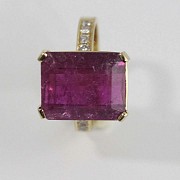 Ring in 18k yellow gold tourmaline with diamonds.