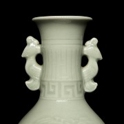 Pequeño jarrón de porcelana con vidriado celadón, s.XX