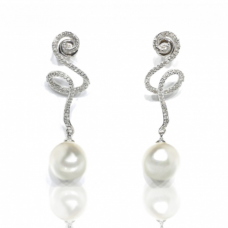 Pendientes con perla y diamantes en oro blanco de 18 k