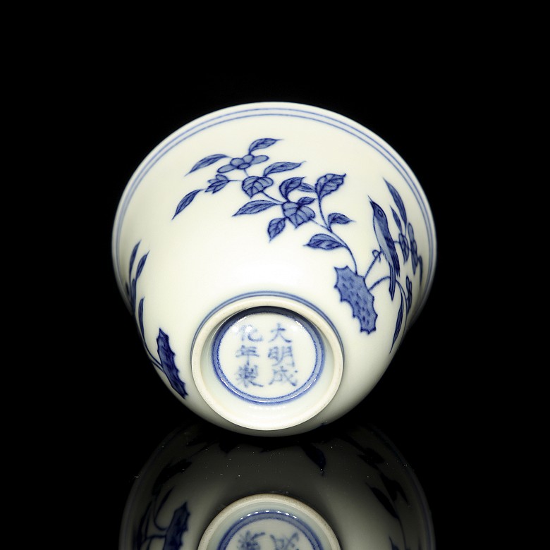 Small blue-and-white porcelain ‘Birds’ cup, Qing dynasty