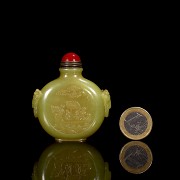 Yellow jade snuff bottle ‘Scene and poem’, Qing dynasty