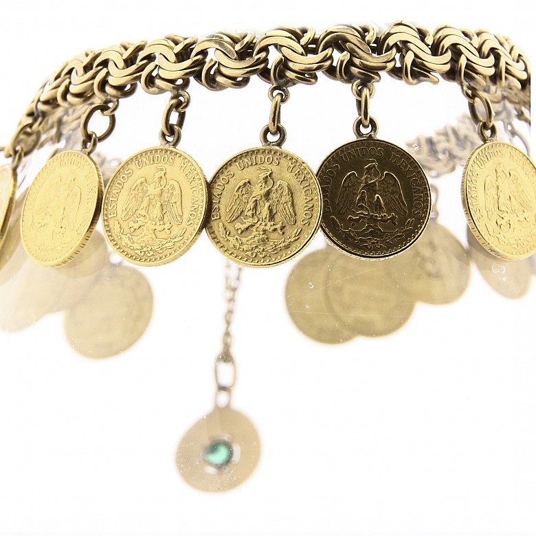 Pulsera de oro de 18k con monedas.