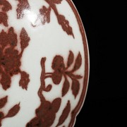 Enamelled porcelain bowl ‘Flowers’, with Xuande mark