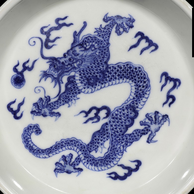 Plato de porcelana con dragón, con marca Kangxi