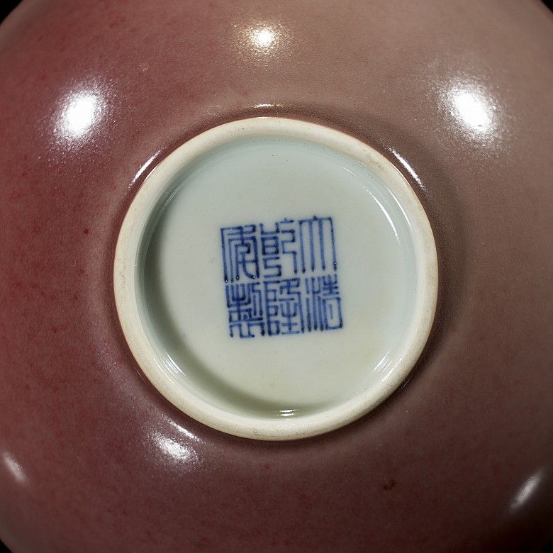 Red and white enamelled porcelain bowl, with Qianlong seal