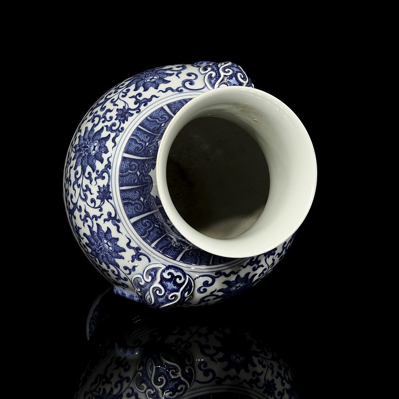 Blue and white ‘Hu’ porcelain vase, with Qianlong seal