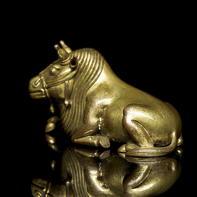 Figura de bronce dorado 