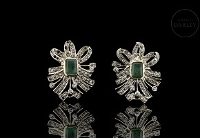 Earrings with diamonds and two emeralds