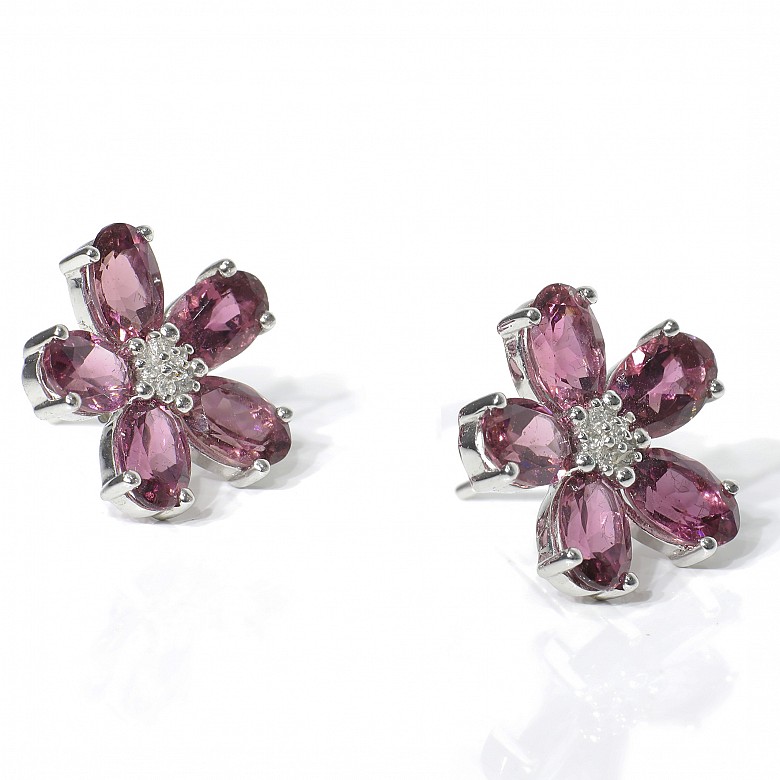 Earrings in 18k white gold, tourmalines and diamonds