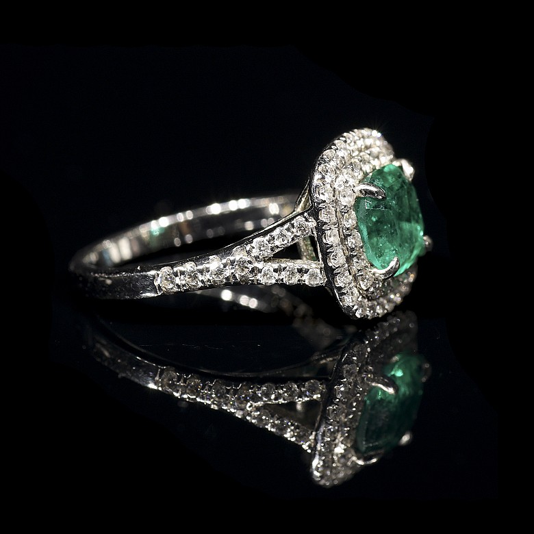 White gold ring with emerald and brilliants - 2