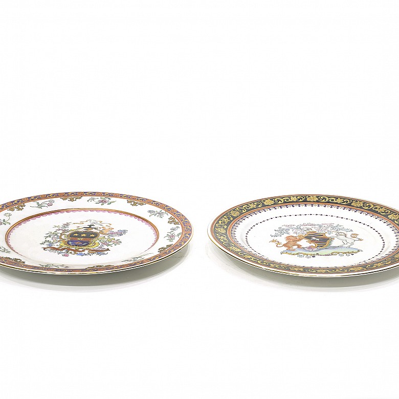 Pareja de platos de porcelana esmaltada, s.XX