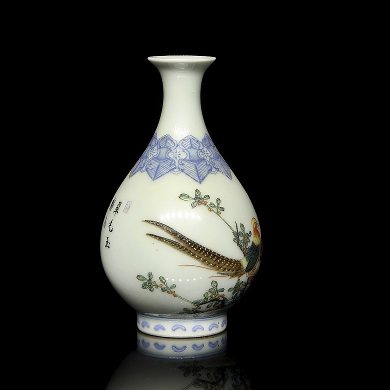 Small porcelain vase ‘Pheasants’, Yongzheng mark