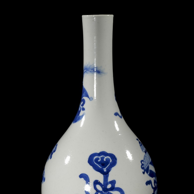 Blue-and-white glazed porcelain ‘Bogu Hua’ Dan Ping vase, Qing dynasty