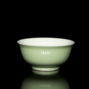 Pequeño cuenco de porcelana vidriada, con sello Kangxi