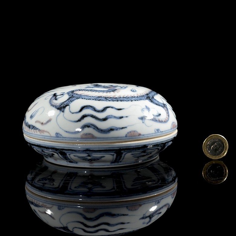 Porcelain-glazed ‘Dragon’ box, Ming dynasty