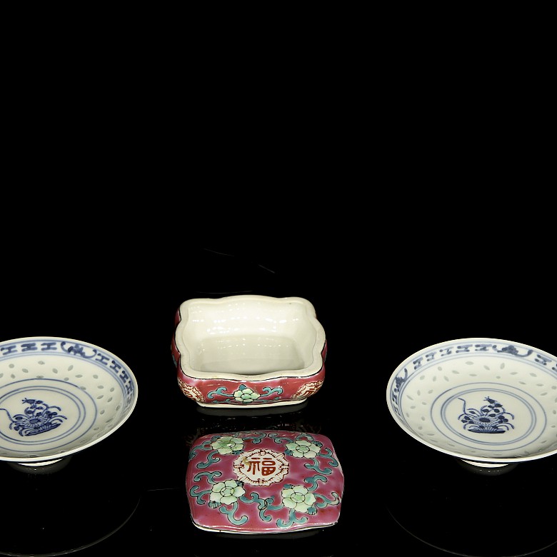 Two plates and a porcelain box, 19th-20th century - 5