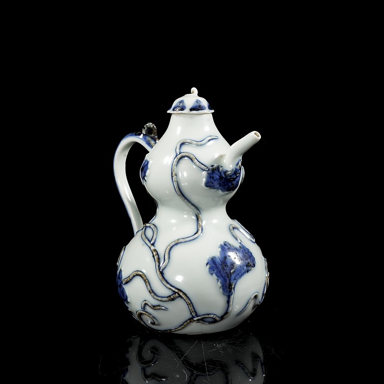 Blue-and-white porcelain ‘Hulu’ teapot, Ming dynasty