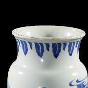 Enamelled porcelain vase ‘Scene’, Qing dynasty