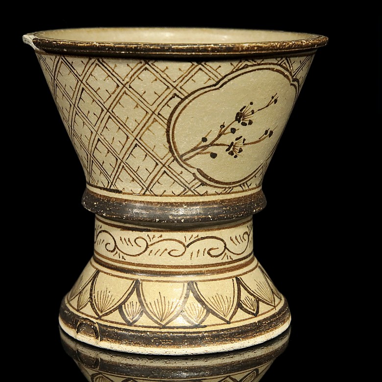 Chinese polychrome ceramic flowerpot, 20th century