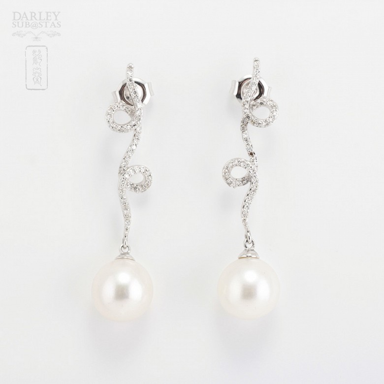 Earrings in 18k white gold with white pearls and diamonds.