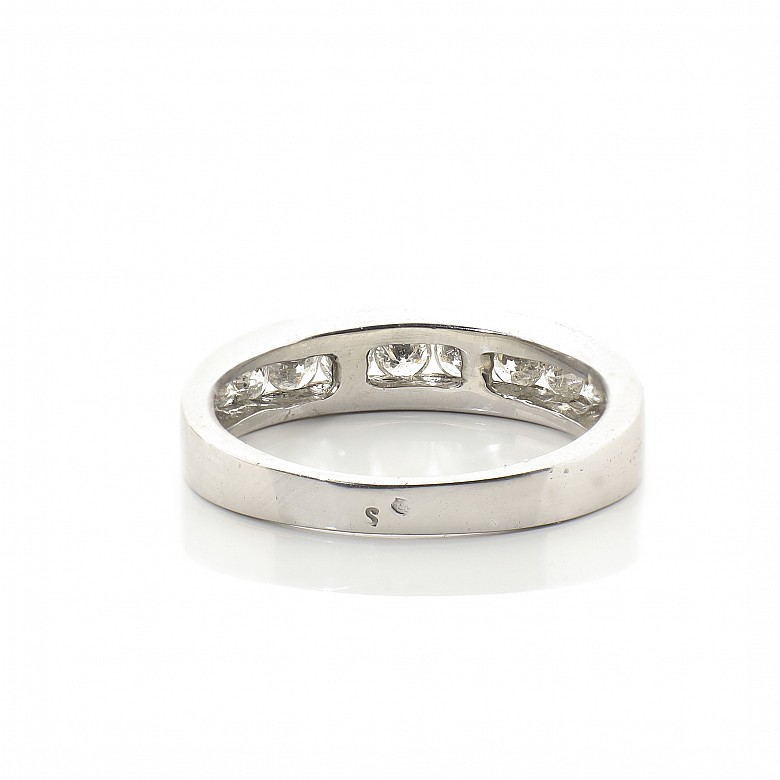 Ring in 18k white gold and diamonds