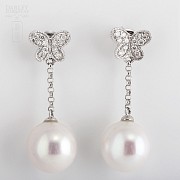 Pearl earrings in 18k white gold and diamonds.