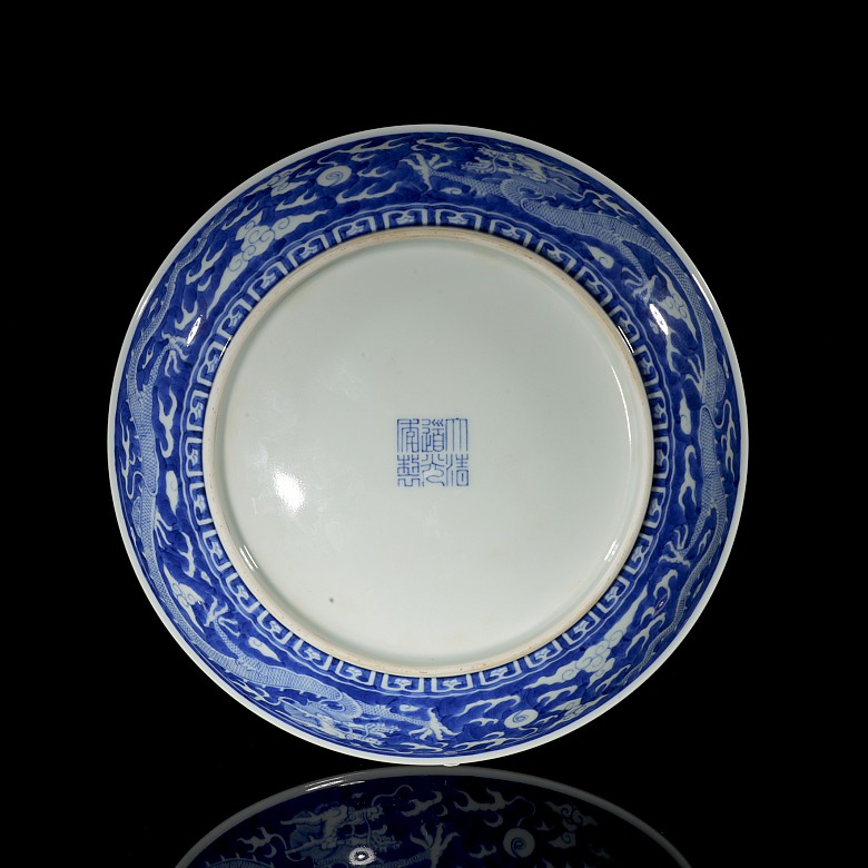 Blue-and-white porcelain ‘Dragons’ plate, Qing dynasty with Daoguang seal