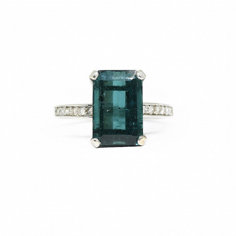 18kts white gold ring with tourmaline and diamonds