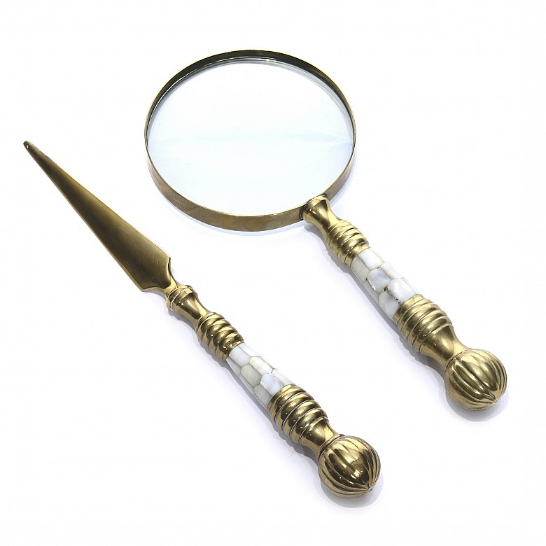 Magnifying glass and letter opener in bronze and mother-of-pearl.