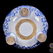 Blue and white glazed ceramic censer, Qing dynasty