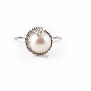 18k white gold ring with pearl and diamonds.