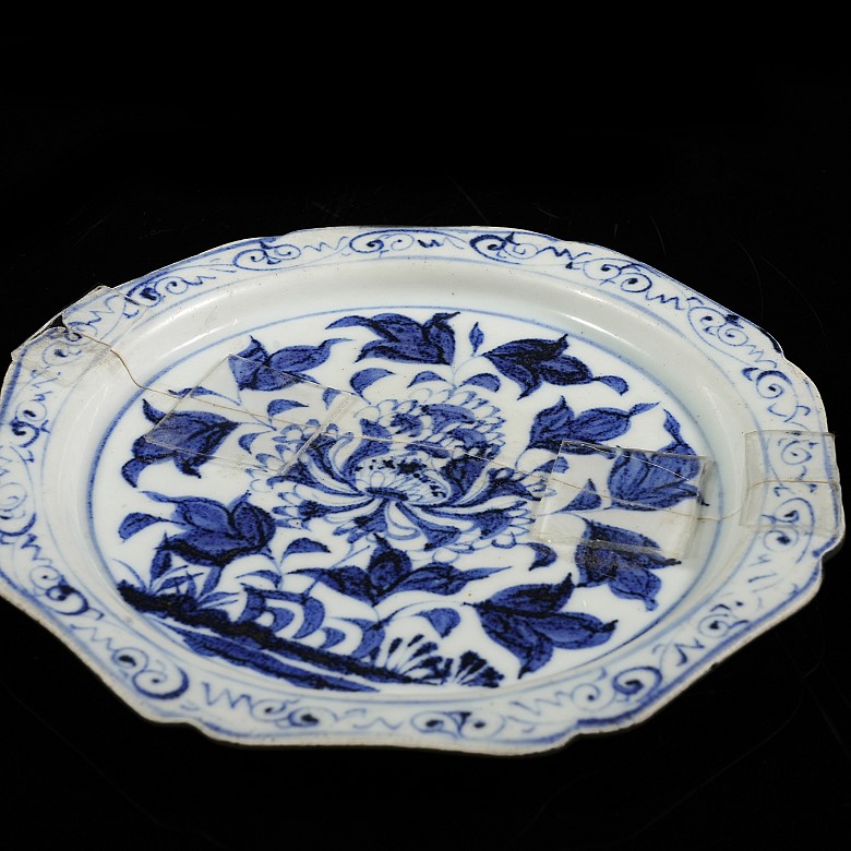 Plato de porcelana vidriada azul y blanco 