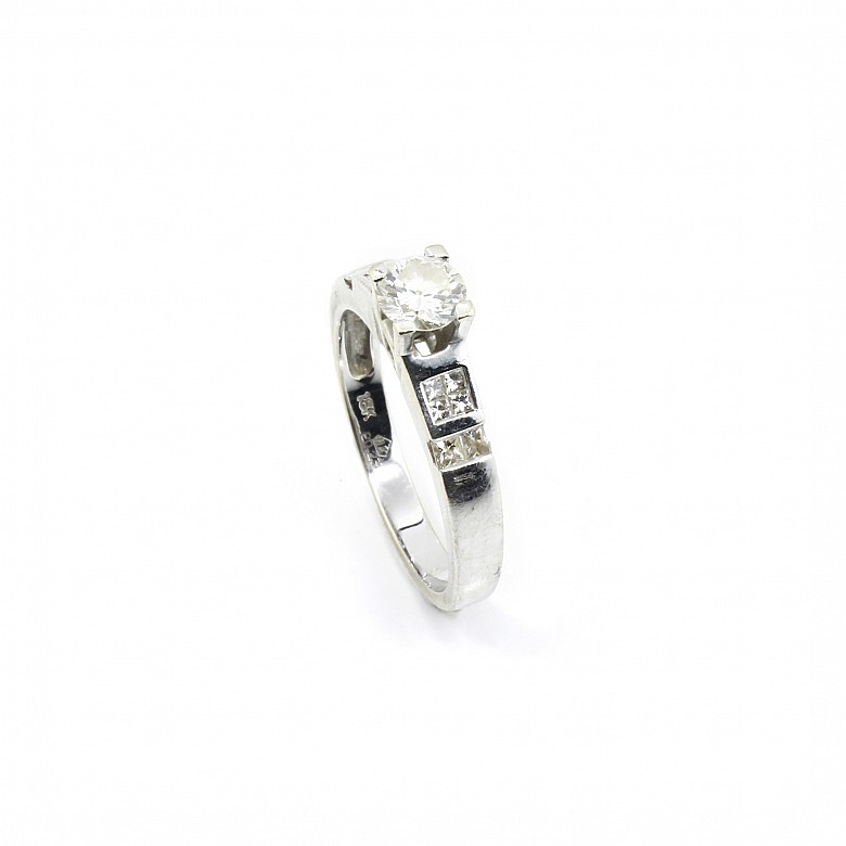 Anillo solitario con diamante.