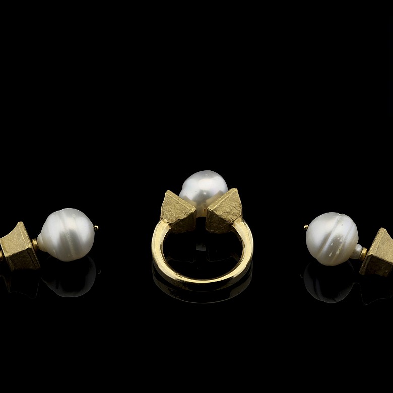 Set of earrings and ring of yellow gold and pearls