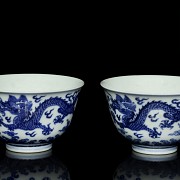 Pair of bowls, blue and white, Qianlong mark