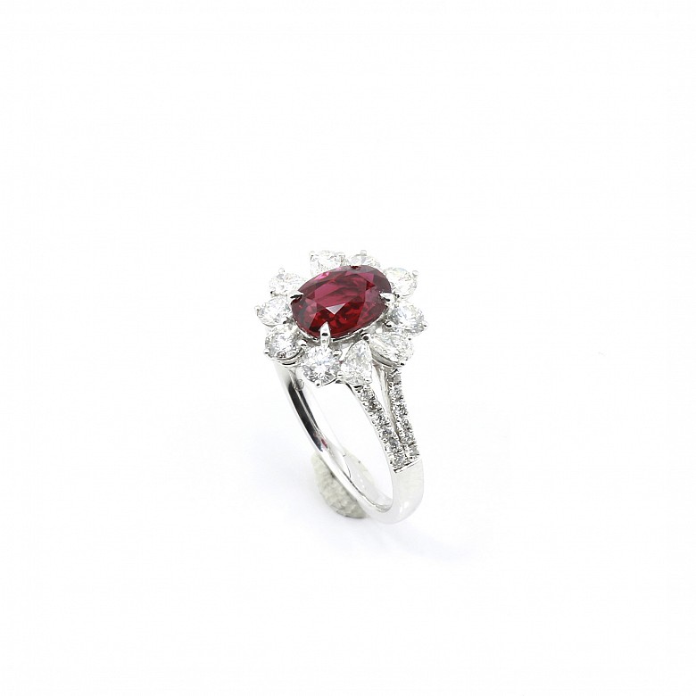 Ring, 18k white gold with 2.04ct natural ruby and diamonds